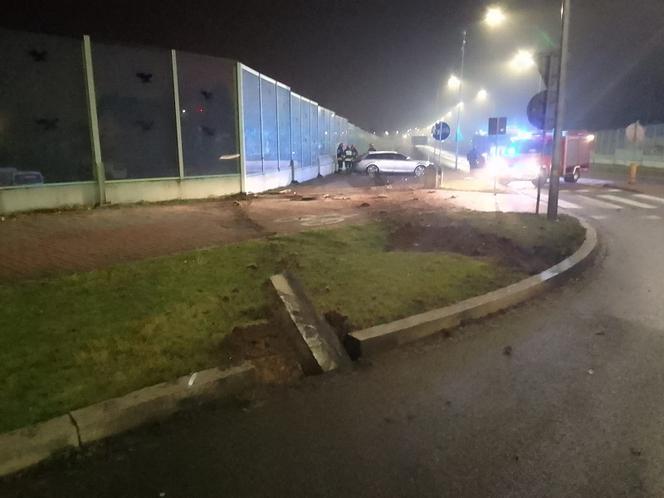 Człuchów: Pijany kierowca zdemolował rondo. Miał 1,5 promila [ZDJĘCIA]