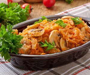 Duszona młoda kapusta z pieczarkami