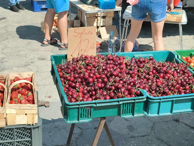 Cena czereśni i truskawek na łódzkich targowiskach. Zobacz, ile kosztują owoce w Łodzi