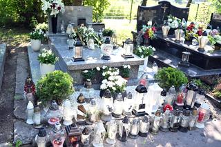 Tak wygląda teraz grób syna Sylwii Peretti. Sportowy samochód i morze zniczy 