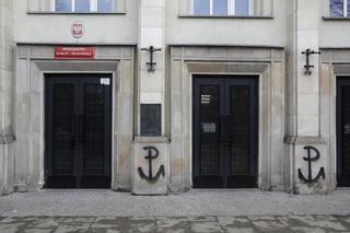 Symbole Polski Walczącej na ścianie siedziby Ministerstwa Klimatu i Środowiska w Warszawie