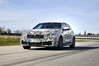 Nadjeżdża BMW serii 1 trzeciej generacji z napędem na przód