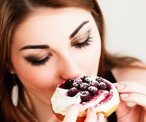 Jako redaktorka beauty polecam te 3 kosmetyki! Pachną niczym jagodzianki prosto z piekarnika u babci! Jagodowe zapachy w kosmetykach
