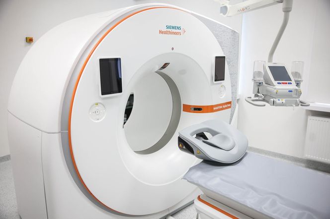 Nowoczesny tomograf w krakowskim szpitalu wojskowym. Sprzęt z funduszy KPO zaprezentował szef MON