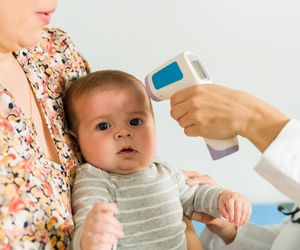 Gorączka u dziecka bez paniki. Ekspert wyjaśnia, kiedy trzeba reagować