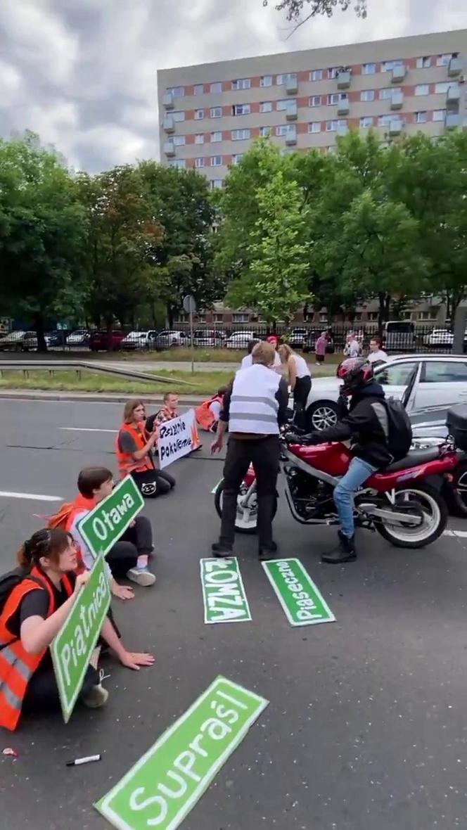 Gazem i gaśnicą w aktywistów. Kierowcy dostali furii. Blokada Czerniakowskiej wymknęła się spod kontroli