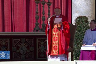 Kard. Re Giovanni Battista Re. w homilii: Franciszku, módl się za nas 