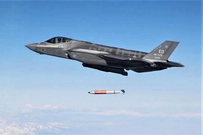 F-35 podczas zrzutu bomby B61-12