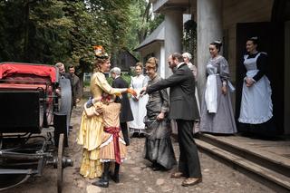 Matylda odc. 1. Aleksandra (Emma Giegżno), Helena Różańka (Małgorzata Buczkowska), Witold Różański (Dariusz Chojnacki)