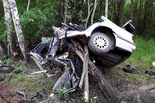 Łódź. Koszmarny wypadek 28-latka na ul. Frezjowej. Z BMW nic nie zostało 