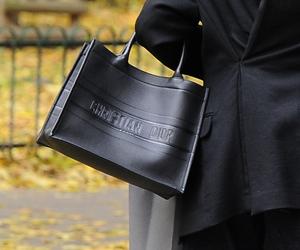 Ekskluzywna Olejnik z torebką za 17 tys. zł przyjechała do pralni w luksusowym BMW