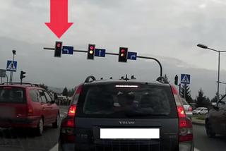 Niewytłumaczalna sytuacja na skrzyżowaniu w Krośnie: Kierowca staje na zielonym i rusza na czerwonym [WIDEO]