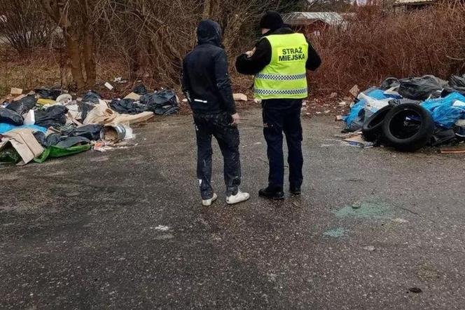 Odpady remontowe trafiły na dzikie wysypisko. Sprawca byłby anonimowy, gdyby nie jeden szczegół...