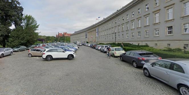 Parking obok Urzędu Wojewódzkiego - po lewej stronie