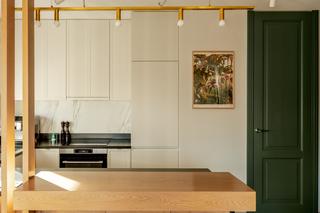 Mieszkanie w odcieniach zieleni z kroplą złota