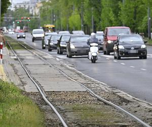 Katastrofalny stan torowiska na al. Waszyngtona. Tramwajarze naprawią tylko fragmenty 