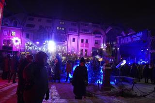 Świąteczne iluminacje w Olsztynie zachwycają. Prawdziwą „gwiazdą” jest choinka na starówce [ZDJĘCIA]