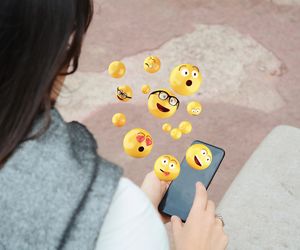 Emotikony: co oznaczają i jak wpływają na wysyłane przez nas komunikaty?