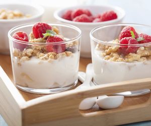 Deser malinowy na bazie jogurtu - przepis na lekki deser