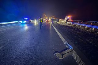 Niecodzienny wypadek na ekspresówce. Łódź blokowała drogę