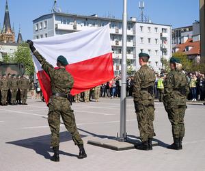 Ponad stu żołnierzy na Placu Solidarności w Olsztynie. Złożyli uroczystą przysięgę [ZDJĘCIA]