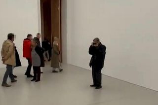 Rzuciła czapkę na podłogę w Muzeum Sztuki Nowoczesnej. Zwiedzający myśleli, że to dzieło sztuki