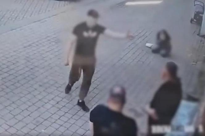 Skatował ją przy dziecku, a oni tylko się przyglądali