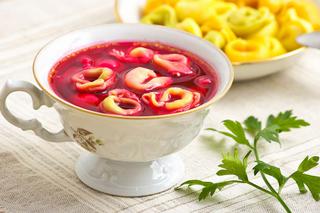 Barszcz czerwony z uszkami: łatwy przepis na wigilijną zupę