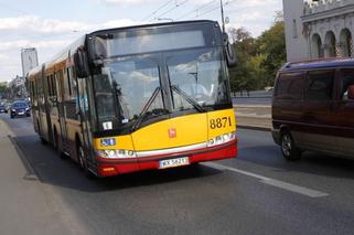 Jak dojechać na cmentarze w Warszawie? Komunikacja miejska i parkingi [PORADNIK I MAPY]