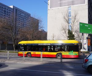 Przystanek przy Grzybowskiej do wymiany. To jeden z ostatnich tego typu w Warszawie