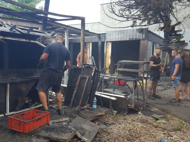 Wielkie straty i sprzątanie po pożarze restauracji Pastrami Summer w Lesznie