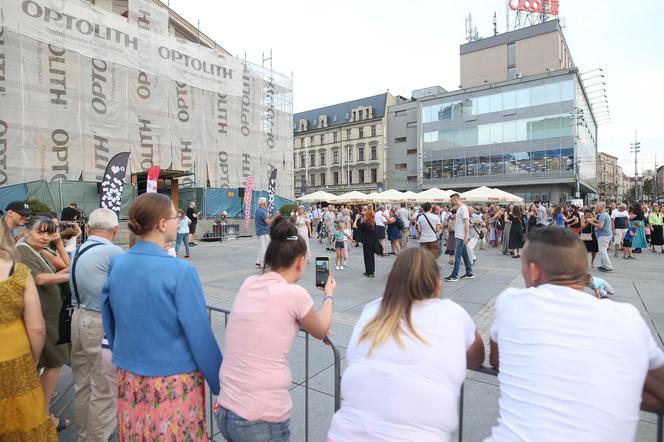 Potańcówki przed Teatrem Śląskim w Katowicach. "Roztańczony Wyspiański" porwał tłumy