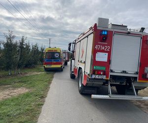 Tragedia w sadzie. Śmiertelny wypadek w Święcicy pod Sandomierzem. Mężczyzna przejechany przez platformę rolniczą