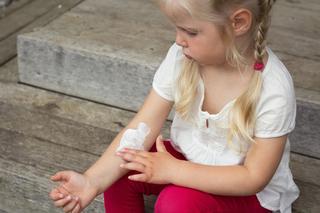 Jak pielęgnować skórę dziecka z ATOPOWYM ZAPALENIEM SKÓRY (AZS)