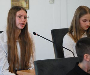 Młodzież rozmawiała podczas debaty o szczęściu w życiu współczesnego nastolatka
