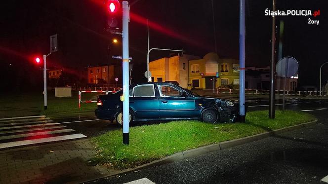 Żory: Pijany Gruzin jechał pod prąd i przydzwonił w latarnię. Ukrył się krzakach