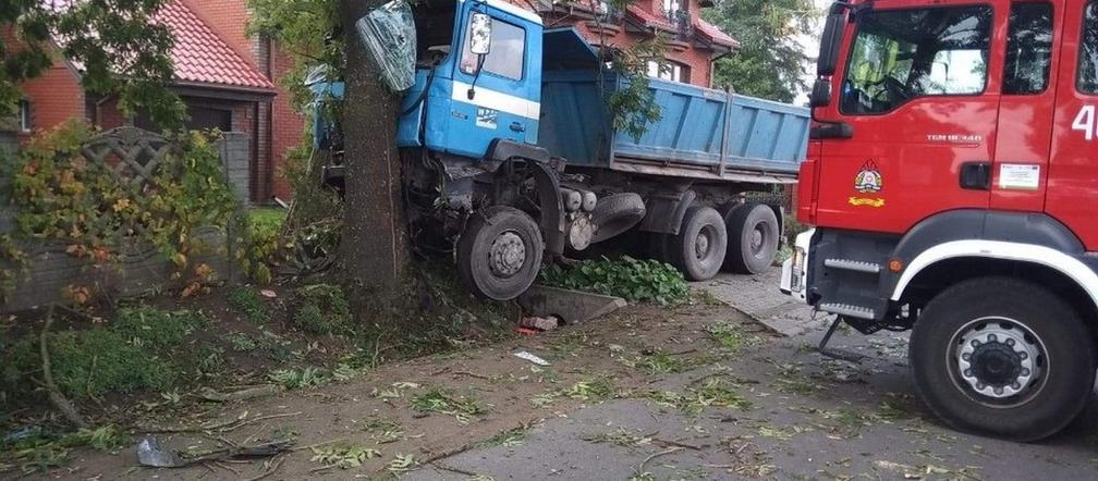 Koszmarny wypadek w Łowiczku. Kierowca wjechał PROSTO POD KOŁA CIĘŻARÓWKI