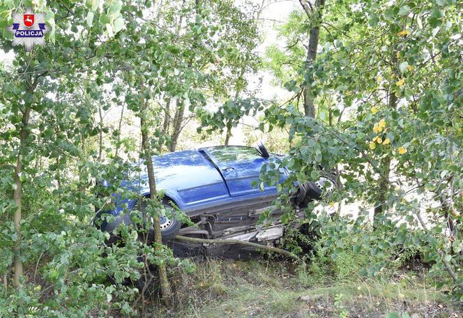 Samochód ROZTRZASKAŁ się o drzewo. Kierowca NIE ŻYJE