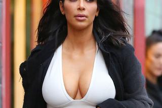 Jenner vs. Kardashian. Która z sióstr ma ładniejsze piersi [GALERIA]