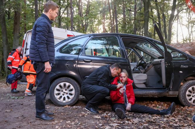 Na Wspólnej, odcinek 3389: Daria (Patrycja Topajew), Sławek Dziedzic (Mariusz Słupiński), Tadeusiak (Dariusz Wnuk)