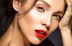 Glowy make up i mocno podkreślone usta to makijażowy hit lata 