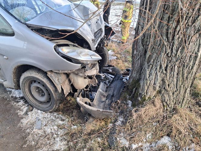 Tragiczny finał wypadku w powiecie rawickim. Nie żyje 39-latek, który uderzył samochodem w drzewo