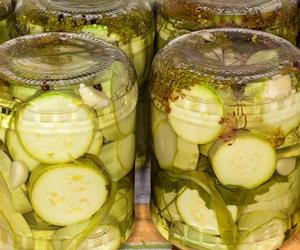 Zapomnij o kiszonych ogórkach. Zaskocz wszystkich sałatką z cukinii na zimę