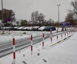 Wrocław pod śniegiem. Trudne warunki na drogach, korki, opóźnienia i awarie