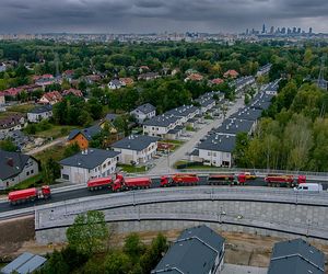 Kolumna wielkich tirów w Rembertowie. Tak testowali nowy wiadukt