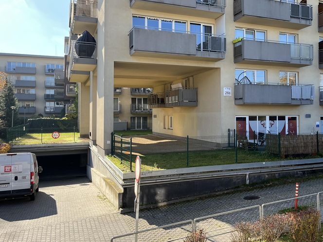 Teligi 26 w Krakowie. Blok z ukrytym balkonem