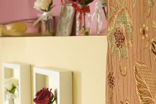 Kremowo-różowy salon