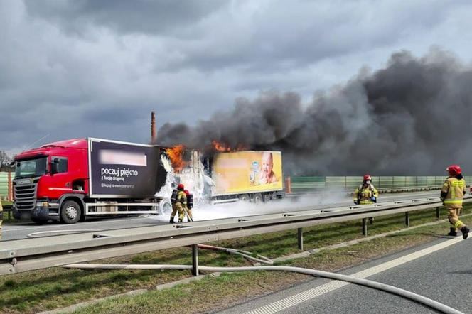 Pożar TIRa z naczepą z kosmetykami na autostradzie A4 