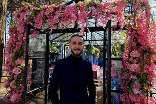 Wiosna w różowo niebieskiej szklarni