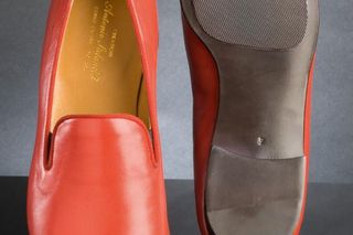 Buty papieża bez sznurówek, zaprojektowane przez Adriano Stefanelli Novara.